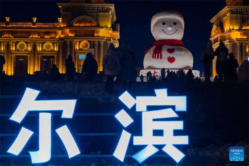 Heilongjiang : un bonhomme de neige géant installé à Harbin