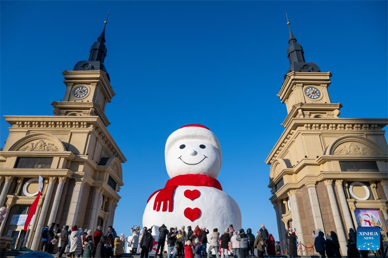 Heilongjiang : un bonhomme de neige géant installé à Harbin