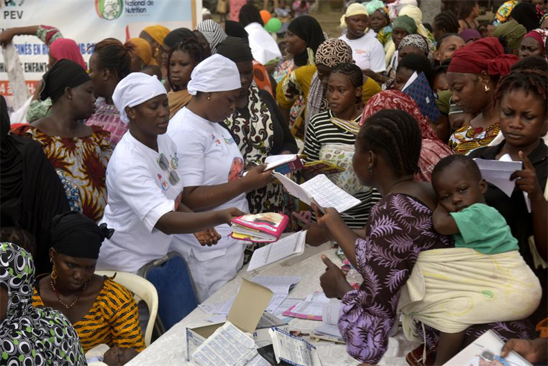 Des professionnels de la santé vulgarisent les précautions de vaccination à Abidjan, en C?te d'Ivoire, le 16 décembre 2024. La C?te d'Ivoire a lancé lundi une campagne nationale de vaccination des enfants contre la rougeole et la poliomyélite. Cette campagne d'une semaine cible les enfants de moins de 59 mois qui n'ont pas été vaccinés en raison de la pandémie de COVID-19, a déclaré Charles Koffi, responsable du ministère de la Santé. (Xinhua/Yvan Sonh)