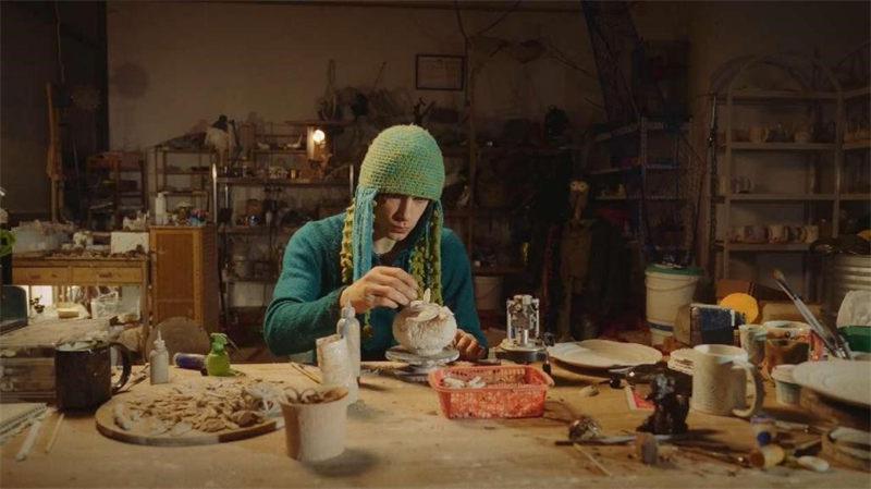 Allan Denis Naymark, originaire des états-Unis, crée des ?uvres en céramique dans son atelier à Jingdezhen, dans la province du Jiangxi (est de la Chine). (Photo / Le Quotidien du Peuple)