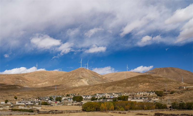 Des éoliennes dans le district de Sa'gya, à Xigaze, dans la région autonome du Xizang (sud-ouest de la Chine), le 17 octobre 2024. (Xinhua/Jigme Dorje)