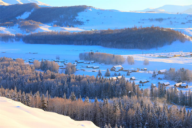 Xinjiang : recouvert de neige, le village de Hemu ressemble à un monde de contes de fées