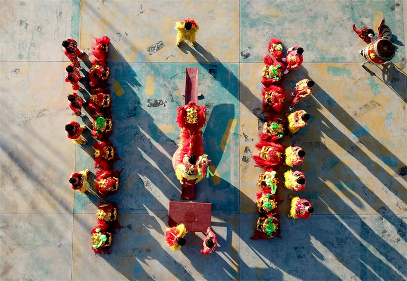 Hebei : l'art traditionnel de la danse du lion de Cangxian perpétué grace à un soutien local