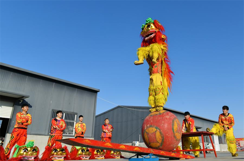 Hebei : l'art traditionnel de la danse du lion de Cangxian perpétué grace à un soutien local