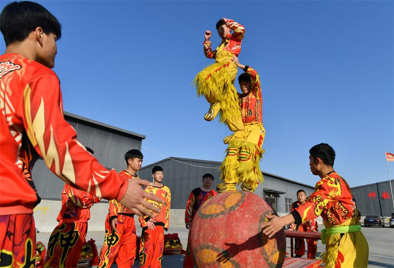 Hebei : l'art traditionnel de la danse du lion de Cangxian perpétué grace à un soutien local