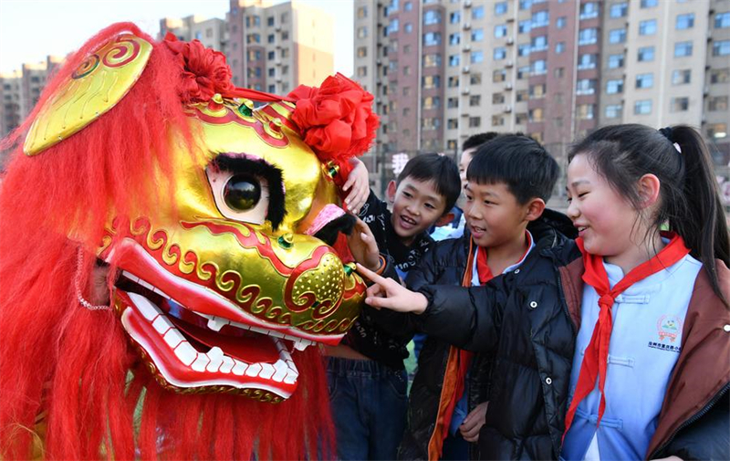 Hebei : l'art traditionnel de la danse du lion de Cangxian perpétué grace à un soutien local