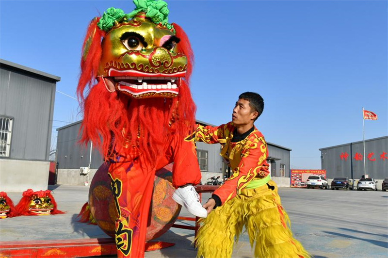 Hebei : l'art traditionnel de la danse du lion de Cangxian perpétué grace à un soutien local