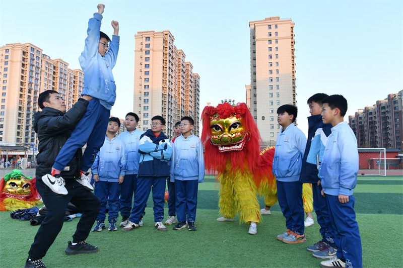 Hebei : l'art traditionnel de la danse du lion de Cangxian perpétué grace à un soutien local