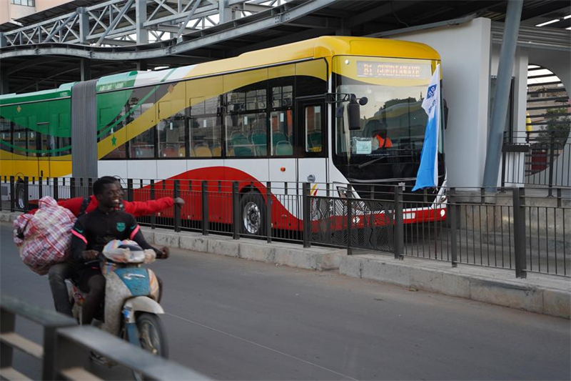 Photo prise le 27 décembre 2023 montrant un bus dans une station du projet de Bus Rapid Transit (BRT) à Dakar, au Sénégal. (Xinhua/Wang Zizheng)