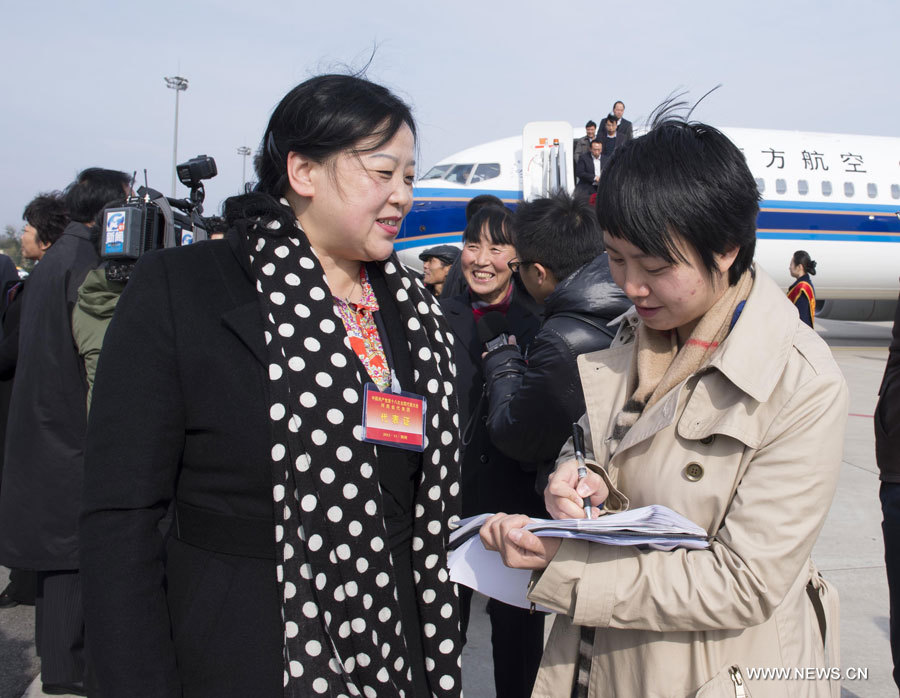 Lei Fang (à gauche), déléguée de la province du Henan au 18e Congrès national du Parti communiste chinois (PCC) arrive à Beijing, capitale chinoise, le 5 novembre 2012. Le 18e Congrès national du PCC s'ouvre ce jeudi à Beijing. (Photo : Wang Ye)