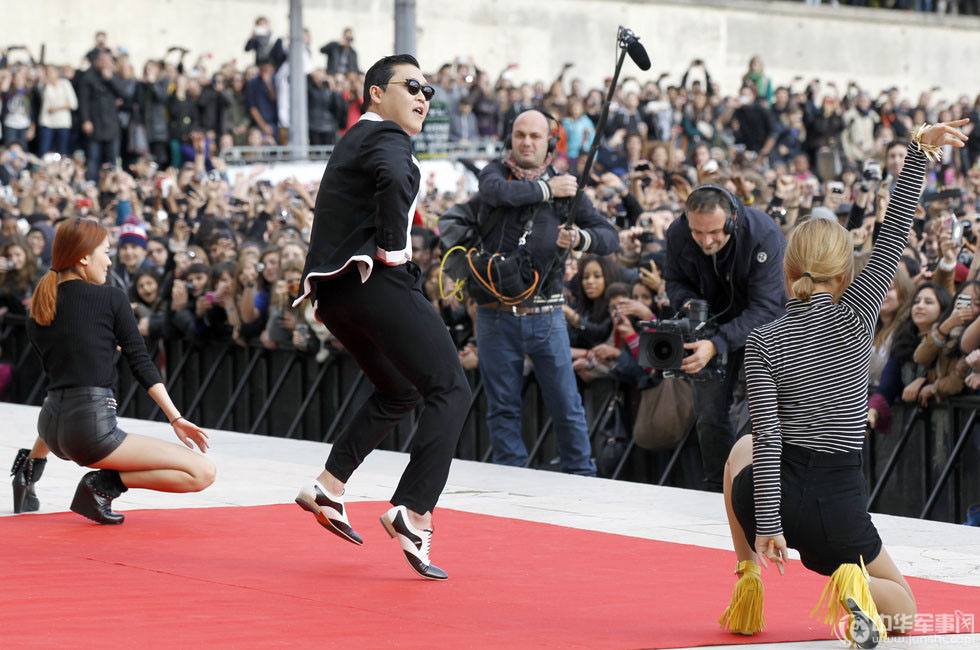 PSY danse son ? Gangnam Style ? à Paris