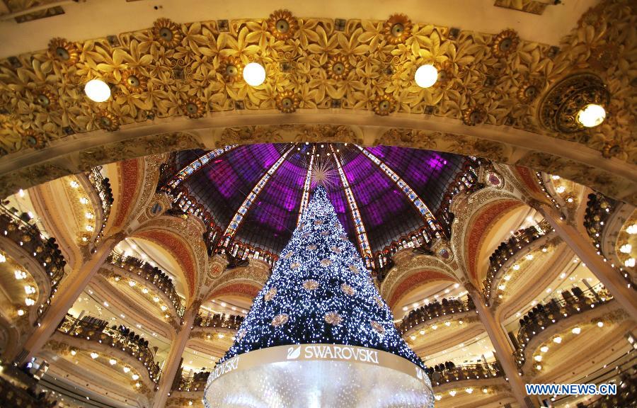 Un sapin de No?l décoré d'étoiles Swarovski en cristal facetté, sous la coupole des Galeries Lafayette, à Paris, le 6 novembre 2012. 