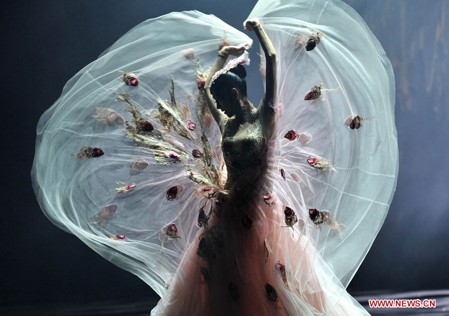 La célèbre danseuse chinoise Yang Liping lors d'une représentation du drame de la danse "Le Paon" à Qingdao, dans la province du Shandong (est de la Chine), le 7 novembre 2012.