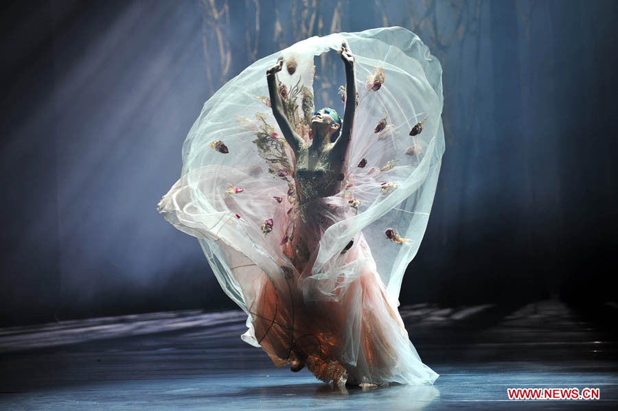 La célèbre danseuse chinoise Yang Liping lors d'une représentation du drame de la danse "Le Paon" à Qingdao, dans la province du Shandong (est de la Chine), le 7 novembre 2012.