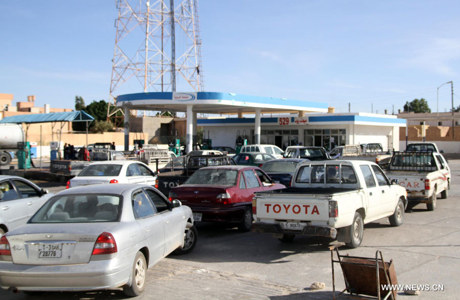 Voitures à une station-service à Bani Walid en Libye, le 10 novembre, soit 15 jours après la fin d'une opération militaire. Des centaines de Libyens et de travailleurs étrangers ont fui la ville le mois dernier, l'un des derniers bastions du régime de l'ancien dirigeant Mouammar Kadhafi. Fin (Photo : Hamza Turkia)