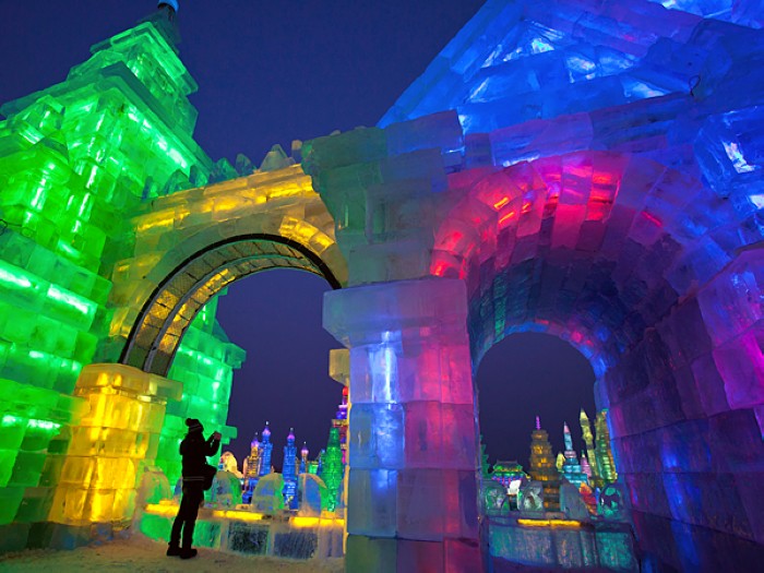 Le Festival des sculptures de glace et de neige à Harbin, ChineEn hiver, la région au nord-est de la Chine est toujours balayée le vent froid venu de Sibérie. C'est pourquoi Harbin (chef-lieu de la province du Heilongjiang, nord-est de la Chine) a une température hivernale moyenne avoisinant les -15°C. Pourtant, l'hibernation n'est pas le meilleur choix, car le Festival des sculptures de glace et de neige ouvrira le 5 janvier à Harbin pour une durée d'un mois. Harbin est d'ailleurs surnommée la ? ville de glace ?. Dans le cadre de cet événement, des amateurs de sculptures de glace et de neige venus des quatre coins du monde se rassembleront à Harbin pour dévoiler leurs talents. 