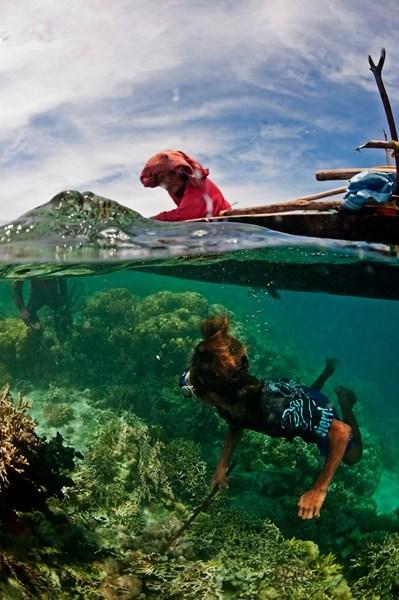 Un pêcheur en plongée pour chercher des palourdes.