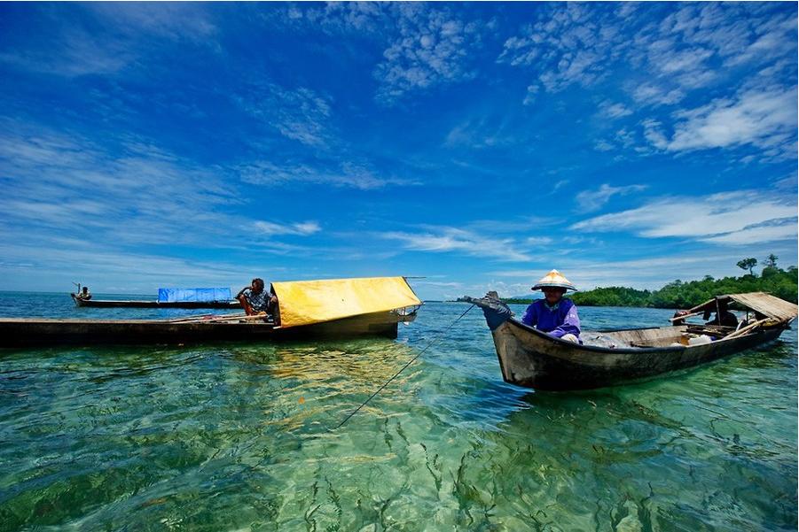 Les Bajau passent la plupart de leur temps à pêcher en mer, à bord de petits bateaux appelés ? lepa lepa ?.