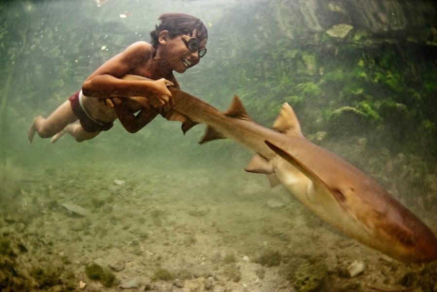 Pour les enfants des Bajau, la mer est le meilleur ? terrain de sport ?.