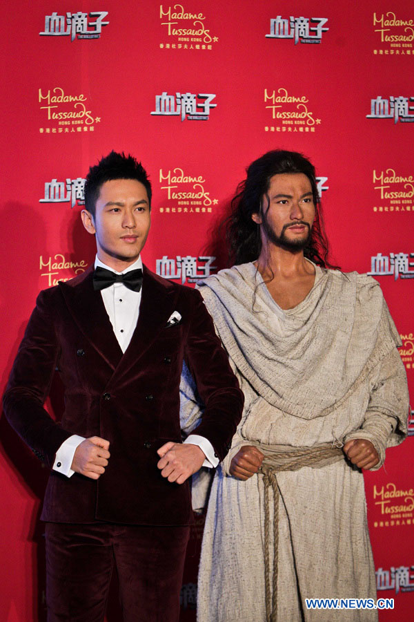 La photo prise le 13 novembre montre que l'acteur chinois Huang Xiaoming pose avec sa statue de cire. La statue a été dévoilée mardi à Beijing lors de la conférence de presse du film "The Guillotines", dans lequel il représente le r?le principal "Tian Lang". La statue s'installera chez Madame Tussauds à Hong Kong dans deux semaines.