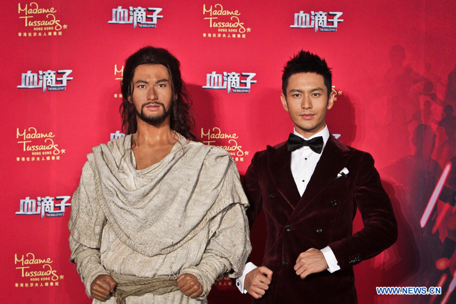 La photo prise le 13 novembre montre que l'acteur chinois Huang Xiaoming pose avec sa statue de cire. La statue a été dévoilée mardi à Beijing lors de la conférence de presse du film "The Guillotines", dans lequel il représente le r?le principal "Tian Lang". La statue s'installera chez Madame Tussauds à Hong Kong dans deux semaines.