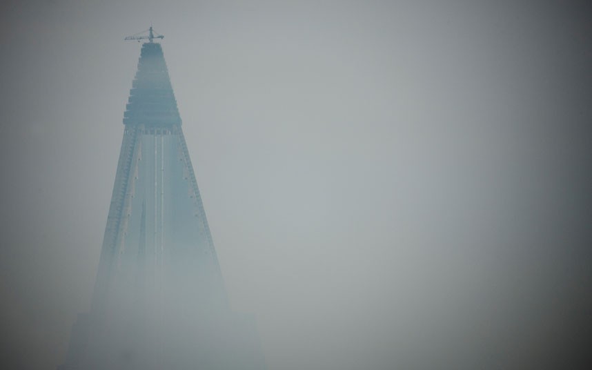 L'h?tel Ryugyong, Pyongyang, Corée du NordSurnommé ? le pire h?tel du monde ?, l'h?tel Pyugyong devrait finalement ouvrir ses portes l'été prochain. Outre sa forme pyramidale étrange, sa construction qui aura duré 25 ans est aussi très critiquée.