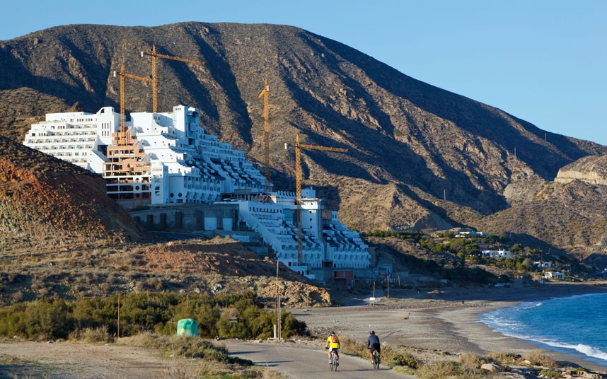 L'h?tel El Algarrobico, EspagneSitué dans la ville portuaire d'Almeria en Espagne, l'h?tel blanc El Algarrobico est ouvert depuis 2006. Etant donné que l'h?tel ne s'intègre pas au parc national Cabo de Gatas, le gouvernement a l'intention de le démolir. Le co?t de la destruction est estimé à plusieurs millions d'euros, c'est pour cette raison que les habitants locaux s'opposent aux travaux de destruction.