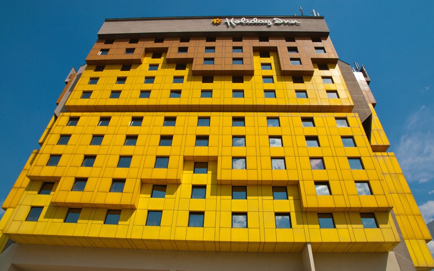 L'h?tel Holiday Inn, SarajevoAu cours du siège de Sarajevo qui a duré 4 ans, de nombreux journalistes venus des quatre coins du monde ont logé dans cet h?tel. Après la guerre, cet h?tel a été repeint jaune et a changé de nom pour Holiday Inn.