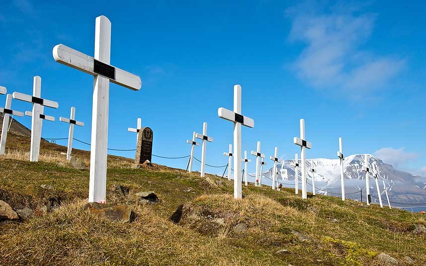 Il est interdit de mourir à Longyearbyen en NorvègeLe petit village isolé de Longyearbyen situé dans la région arctique est un endroit idéal pour ceux qui croient en ? l'immortalité ?, car la mort y est illégale. La terre gelée ne permet pas aux cadavres de se décomposer, c'est pour cette raison que les cimetières locaux n'acceptent plus de nouveaux ? clients ? depuis 70 ans. Les personnes mourantes seront transférées vers la partie continentale de la Norvège. Les malades n'y seront donc pas emprisonnés en fin de vie.