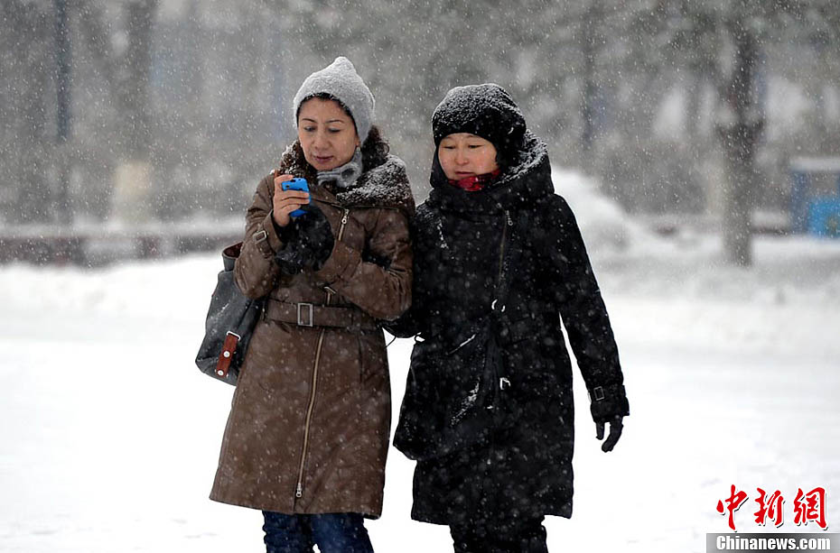 Xinjiang : une vingtaine de vols retardés en raison de la neige (4)