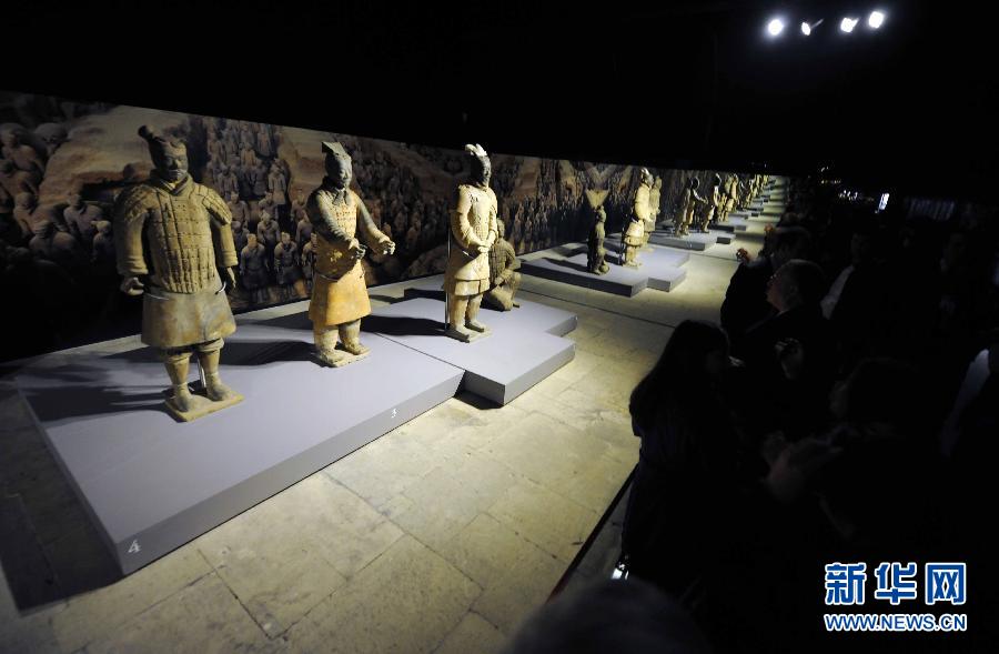 Mardi 20 novembre au musée du Palais de Topkap? à Istanbul, des visiteurs admirent les guerriers en terre cuite venant du Musée du mausolée de l'empereur Qin. (Photo : Ma Yan)