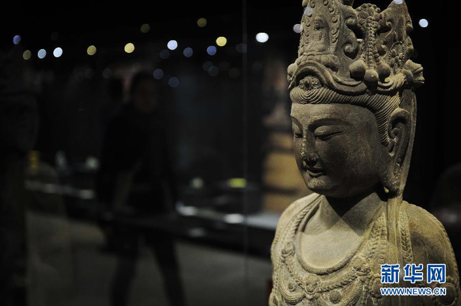 Un statue de bouddha est exposée dans le cadre de l'? Exposition des trésors du patrimoine culturel chinois ? qui s'est ouverte, le 20 novembre, au musée du Palais de Topkap? à Istanbul. (Photo : Ma Yan)