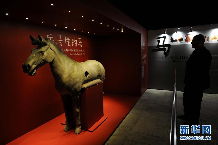 Mardi 20 novembre au musée du Palais de Topkap? à Istanbul, des visiteurs admirent les guerriers en terre cuite venant du Musée du mausolée de l'empereur Qin. (Photo : Ma Yan)