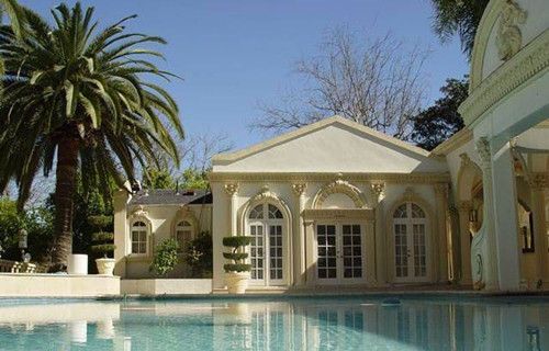 La piscine à l'extérieur de la résidence