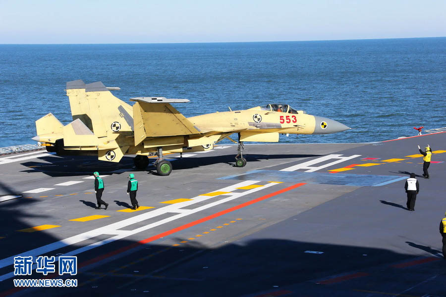 Le premier appontage d'un J-15 sur le porte-avoins chinois Liaoning (14)