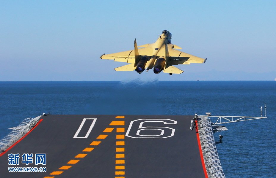 Le premier appontage d'un J-15 sur le porte-avoins chinois Liaoning (12)