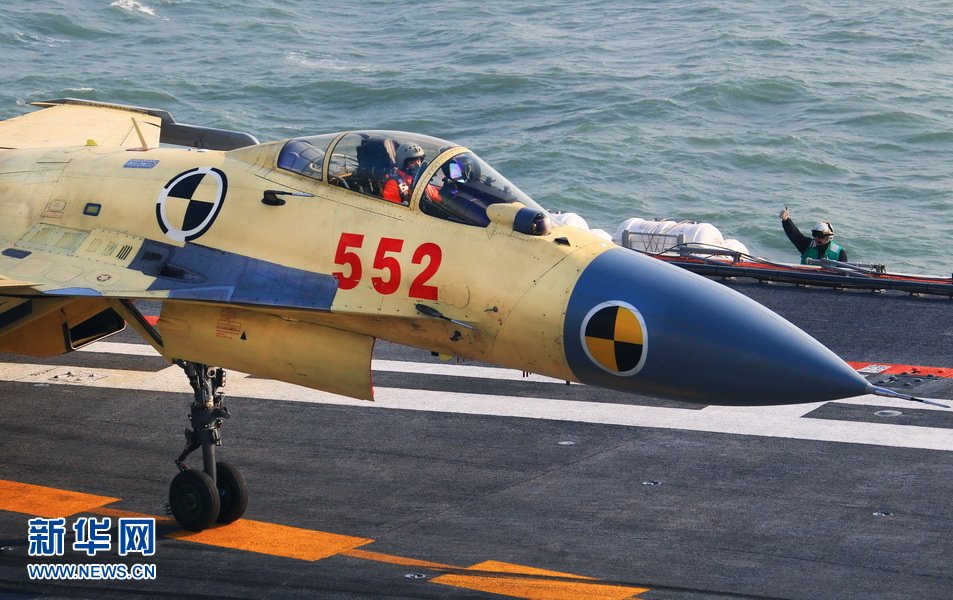 Le premier appontage d'un J-15 sur le porte-avoins chinois Liaoning (9)