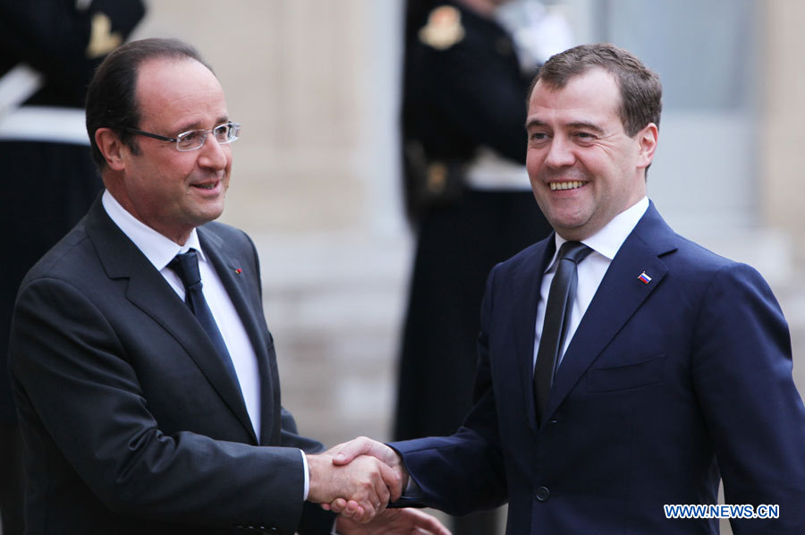 Le président fran?ais Fran?ois Hollande (à gauche) souhaite la bienvenue au Premier ministre russe Dmitri Medvedev avant leur rencontre à l'Elysée à Paris, le 27 novembre 2012.