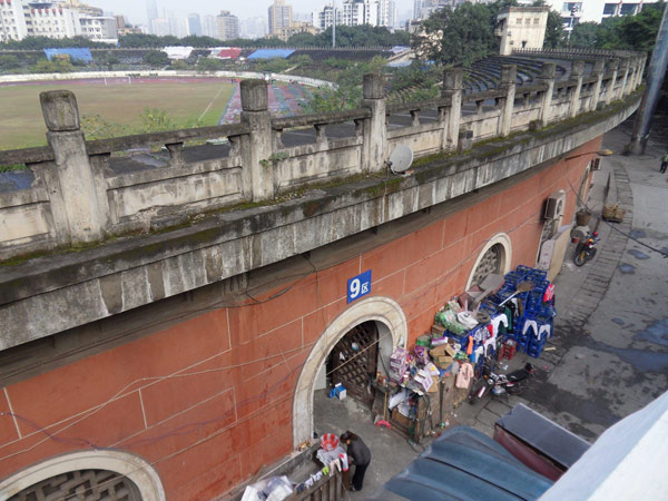 Des objets d’occasion déposés devant l'entrée latérale du Stade de Datianwan -qui fut était autrefois le premier de stade de classe A après la fondation de la République Populaire de Chine en 1949- dans la Municipalité de Chongqing, dans le Sud-Ouest de la Chine, le 26 novembre 2012. [Photo : Yu Changjiang / Asianewsphoto]