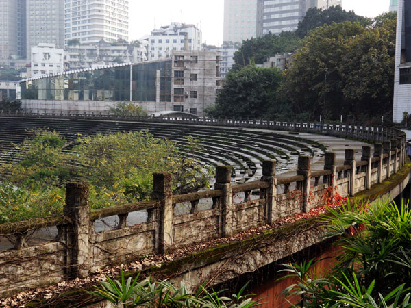 Les mauvaises herbes poussent sur la balustrade du Stade de Datianwan -qui fut était autrefois le premier de stade de classe A après la fondation de la République Populaire de Chine en 1949- dans la Municipalité de Chongqing, dans le Sud-Ouest de la Chine, le 26 novembre 2012. [Photo : Yu Changjiang / Asianewsphoto]