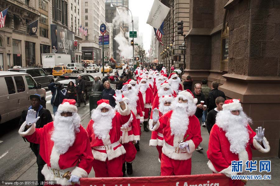 Photo prise le 23 novembre à New York, les habitants locaux déguisés en pères No?l, lors du 100e défilé des pères No?l.