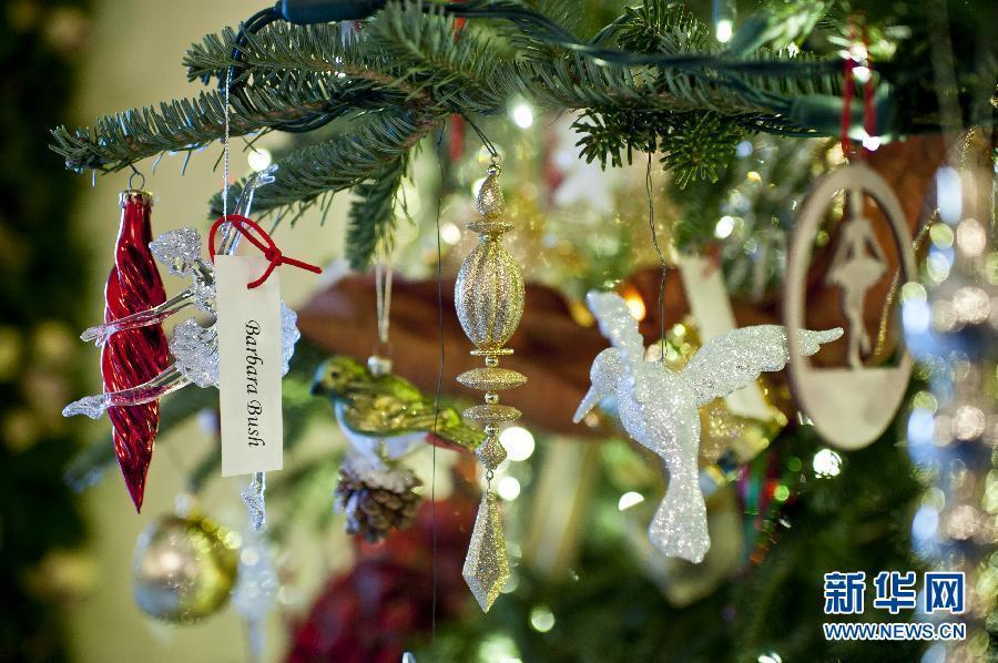 Le 28 novembre à la Maison Blanche, des décorations sur le sapin de No?l rendent hommages aux Prémières Dames précédentes des Etats-Unis.