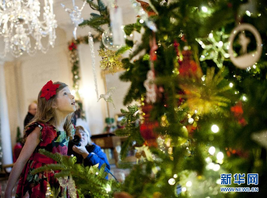 Le 28 novembre à la Maison Blanche, une petite fille venant de l'Etat de la Virginie admire les décorations sur le sapin de No?l.