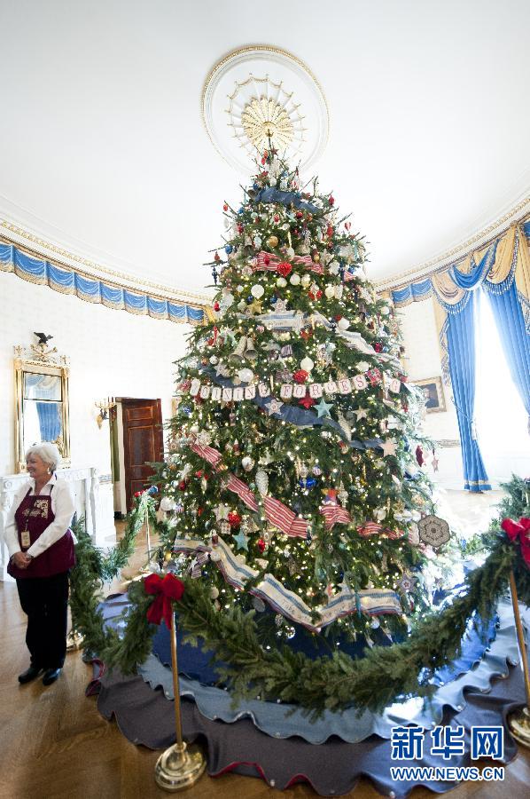 Le 28 novembre à la Maison Blanche, une volontaire à c?té d'un sapin de No?l d'une hauteur de 5, 67 m.