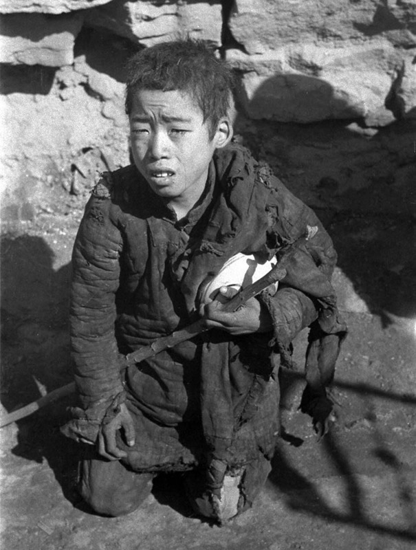 Cette photo prise en 1943 nous montre un gar?on affamé.