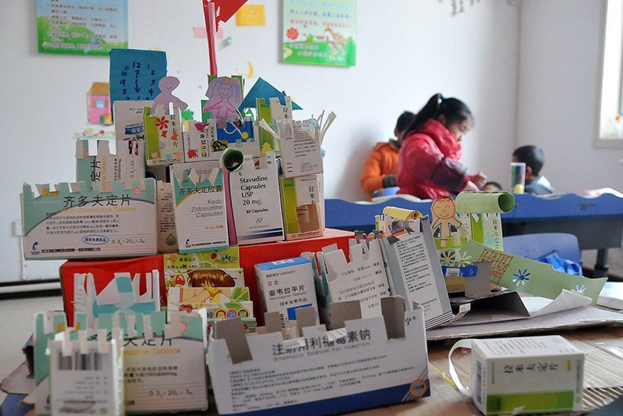 Un chateau fait par les élèves avec des cartons d'emballage de médicaments.