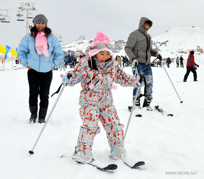 Des touristes skient sur le site touristique de Tianchi dans les monts Tianshan, dans la région autonome ou?goure du Xinjiang (nord-ouest), le 1er décembre 2012. Le Festival de glace et de neige de Tianchi a ouvert samedi sur ce site touristique.(Photo : Yu Tao)