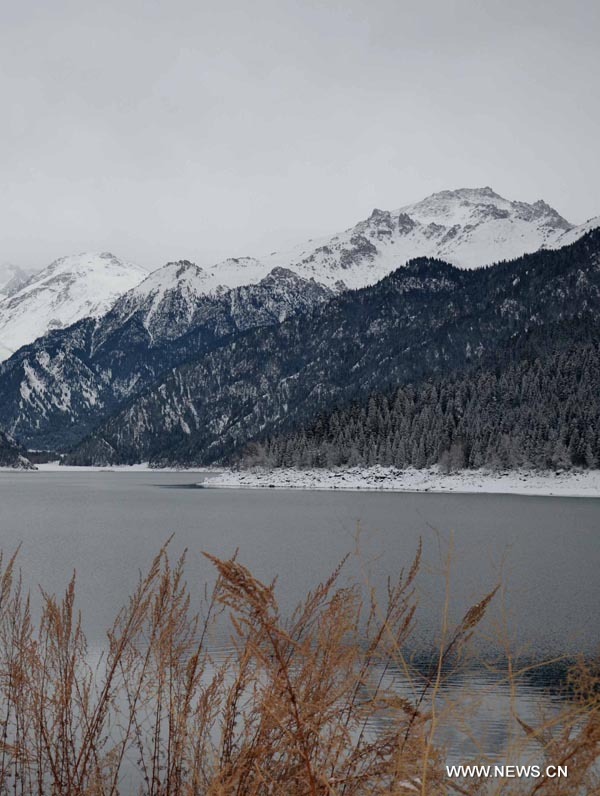 Cette photo prise le 1er décembre montre le paysage du site touristique de Tianchi dans les monts Tianshan, dans la région autonome ou?goure du Xinjiang(nord-ouest). Le Festival de glace et de neige de Tianchi a ouvert samedi sur ce site touristique.