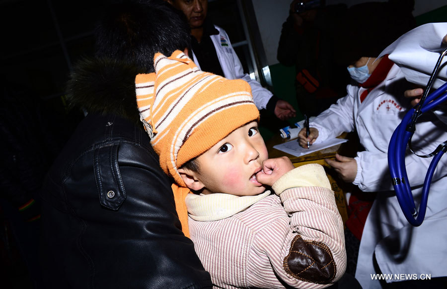 Cering Zhaxi, un enfant agé de quatre ans souffrant d'une maladie cardiaque congénitale, attend d'être examiné par un médecin de l'H?pital cardiovasculaire de la Croix-Rouge de l'Anhui, dans le district de Nangqian de la province du Qinghai (nord-ouest), le 3 décembre 2012. 