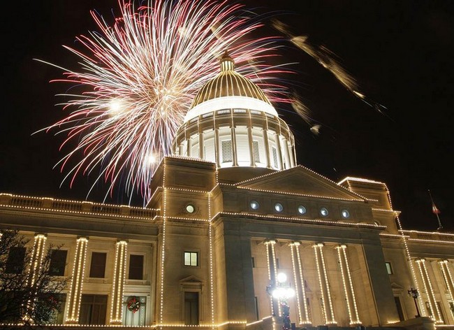 Le 1er décembre, la cérémonie d'illumination des lumières de No?l sur le batiment de l'Assemblée générale de l'Arkansas à Little Rock aux Etats-Unis.